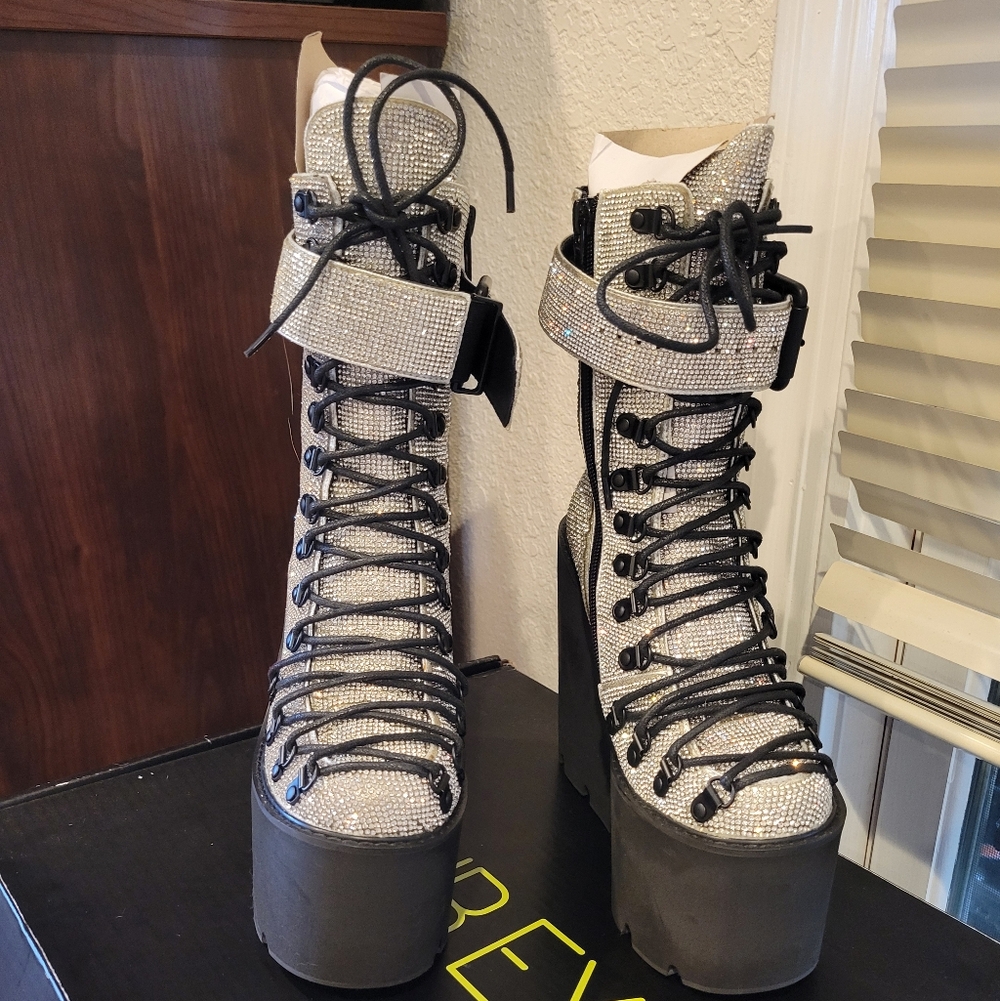 New - Club Exx Crystal Traitor Boots Size 6